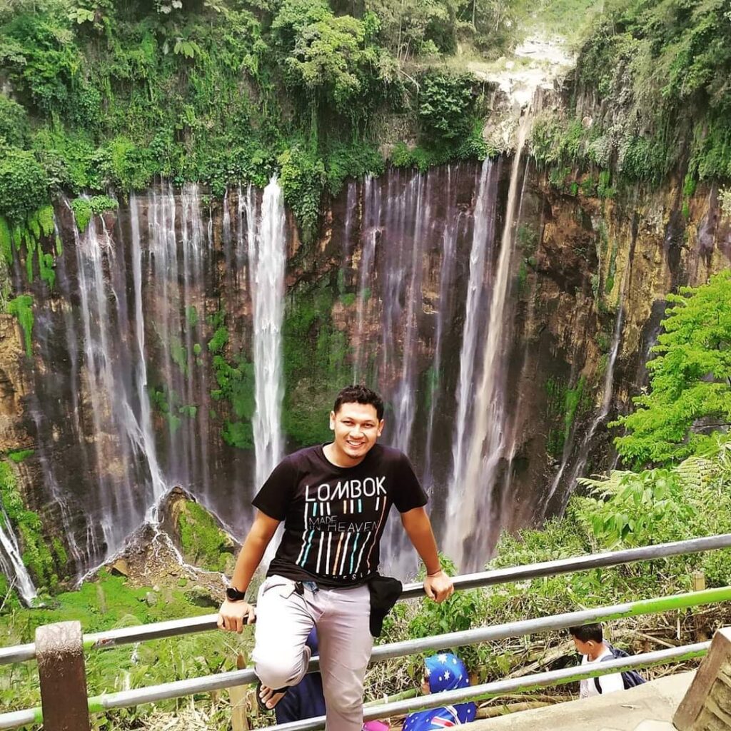 "Uitzicht op de Tumpak Sewu waterval tijdens een rondreis Java op maat."