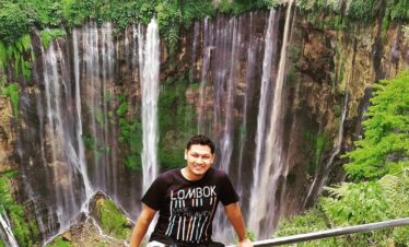 "Uitzicht op de Tumpak Sewu waterval tijdens een rondreis Java op maat."