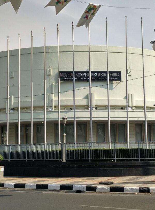 Gedung Asia Afrika in Bandung als historisch icoon tijdens steden en wandeltours op Java