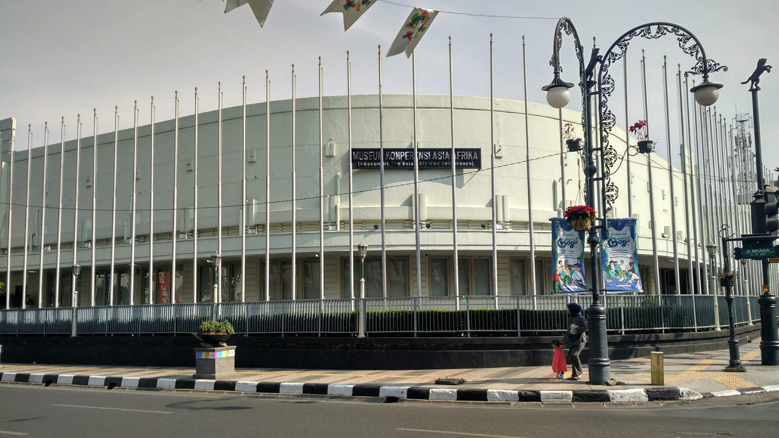 Gedung Asia Afrika in Bandung als historisch icoon tijdens steden en wandeltours op Java
