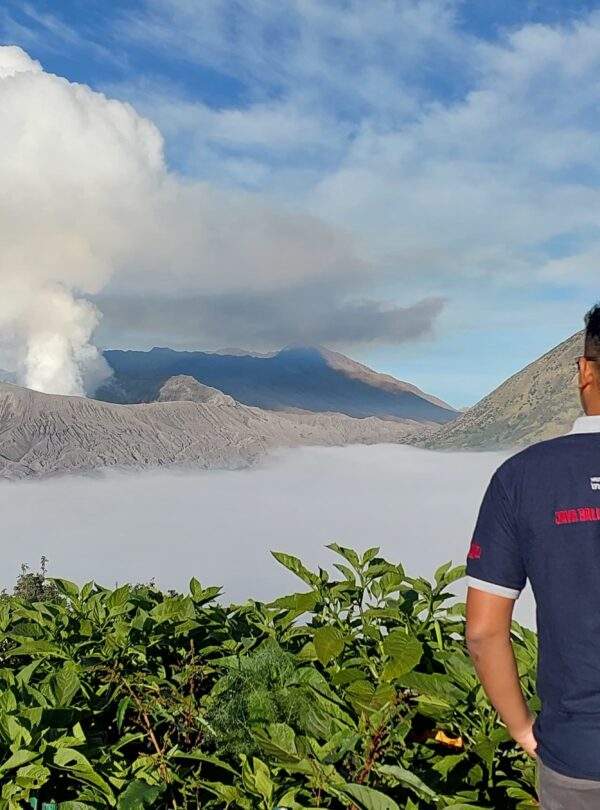 "Adembenemende zonsopgang bij Mount Bromo tijdens een avontuurlijke Vulkanen Java tour."