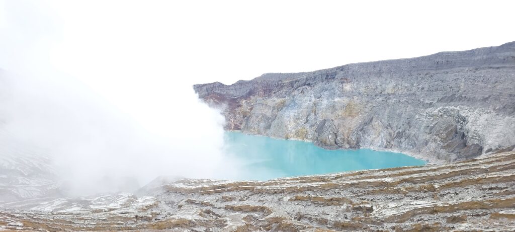 "Het turquoise kratermeer van de Ijen vulkaan tijdens een Rondreis Oost-Java."