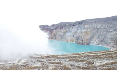 "Het turquoise kratermeer van de Ijen vulkaan tijdens een Rondreis Oost-Java."