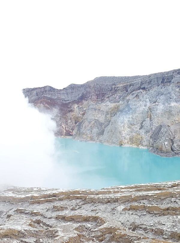 "Het turquoise kratermeer van de Ijen vulkaan tijdens een Rondreis Oost-Java."