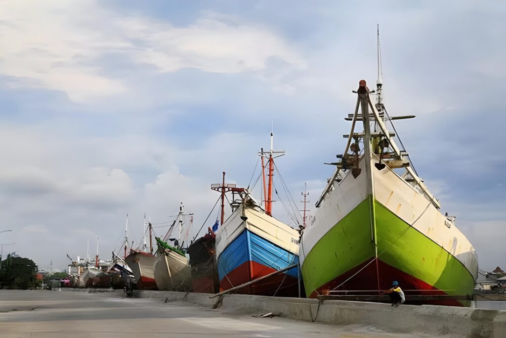 Sunda Kelapa Harbor Jakarta met traditionele pinisi-schepen