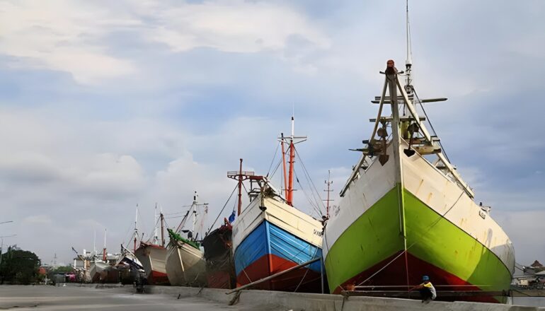 Sunda Kelapa Harbor Jakarta met traditionele pinisi-schepen