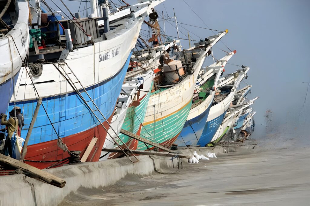 Sunda Kelapa Harbor Jakarta met traditionele pinisi-schepen