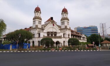 Het historische Lawang Sewu-gebouw in Semarang met Nederlandse koloniale architectuur en vele deuren aan de voorzijde van Tugu Muda.
