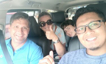 "Tevreden gasten in de privéauto tijdens hun comfortabele Rondreis Java en Bali met Javaindotour."