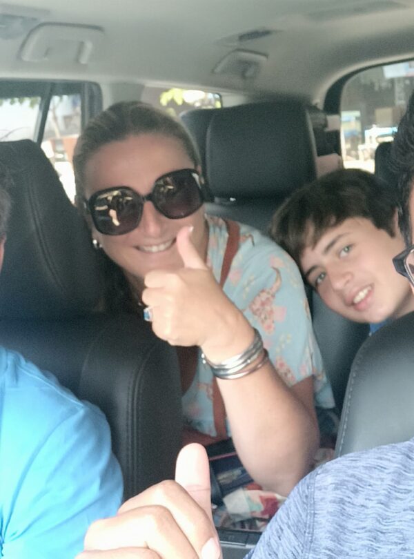 "Tevreden gasten in de privéauto tijdens hun comfortabele Rondreis Java en Bali met Javaindotour."