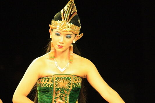 Traditionele kostuums van Ramayana Ballet dansers in Yogyakarta met kleurrijke details