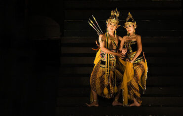 Openluchttheater bij Prambanan Tempel tijdens avondvoorstelling van het Ramayana Ballet