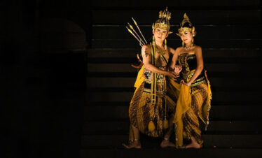 Openluchttheater bij Prambanan Tempel tijdens avondvoorstelling van het Ramayana Ballet