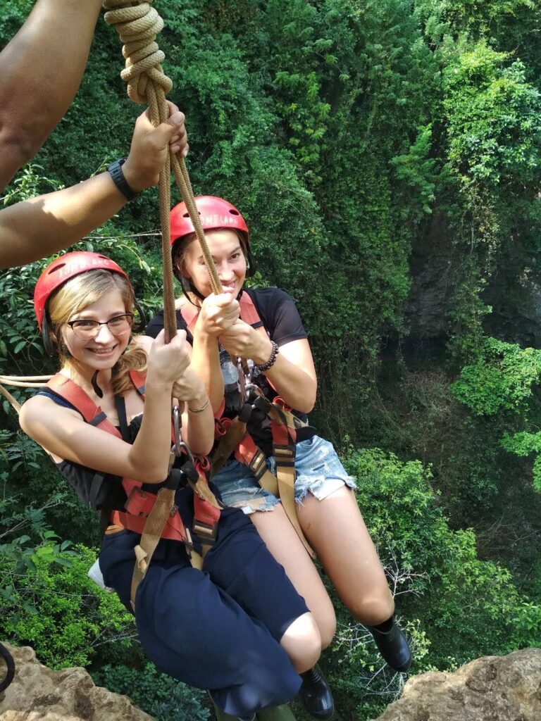 Verticale ingang van de Jomblang Grot in Gunungkidul, een spectaculaire natuurlijke attractie in Yogyakarta