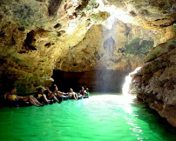 Zonlicht verlicht de Pindul Grot, creëert een betoverend lichtspel op het water.