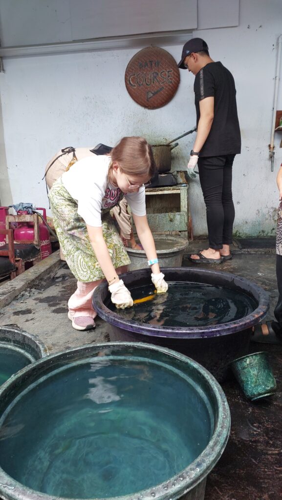 Groep deelnemers leert batik maken tijdens Javaindo Tour in Yogyakarta