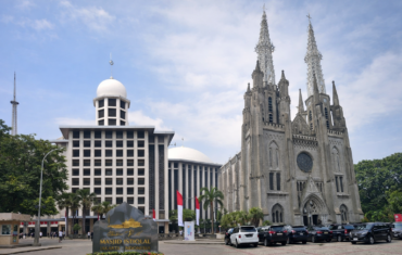 Istiqlal Mosque Jakarta met Jakarta Cathedral tegenover elkaar