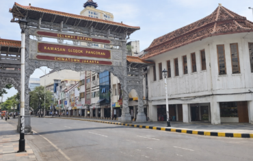 Straatbeeld van Glodok Jakarta Chinatown met traditionele Chinese tempels en marktkraampjes