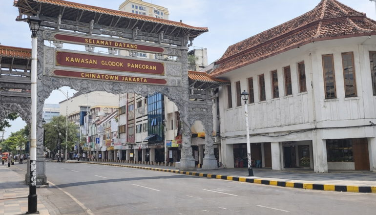 Straatbeeld van Glodok Jakarta Chinatown met traditionele Chinese tempels en marktkraampjes