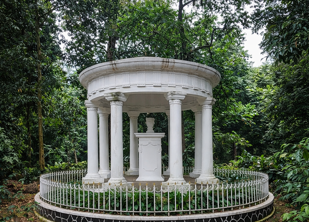 Monument Lady Raffles, een witte ronde rotunda met zuilen in een groen park omringd door bomen.