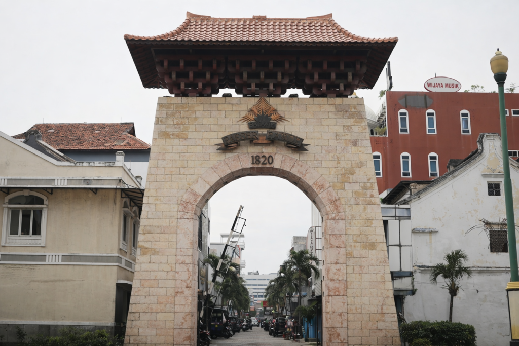 Straatbeeld van Pasar Baru Jakarta met marktkraampjes en koloniale gebouwen