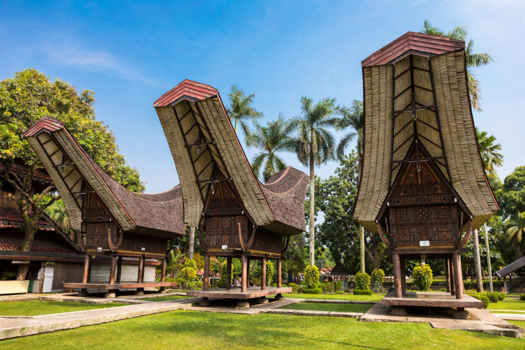 Taman Mini Indonesia Indah Jakarta met traditionele huizen en culturele paviljoens