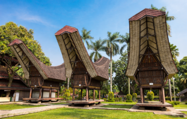 Taman Mini Indonesia Indah Jakarta met traditionele huizen en culturele paviljoens