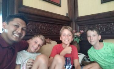 "Vrolijke selfie met een kind tijdens een veilige en kindvriendelijke familiereis Java met Javaindotour."