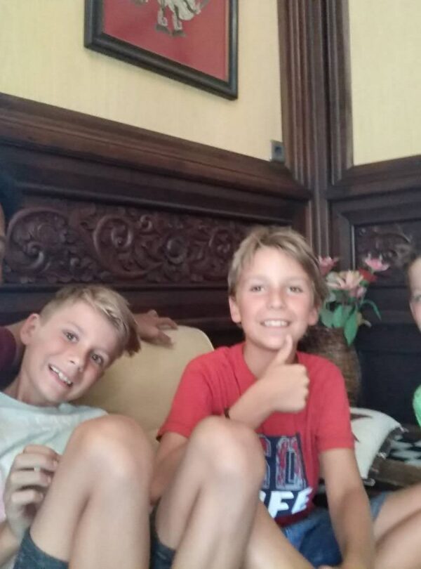 "Vrolijke selfie met een kind tijdens een veilige en kindvriendelijke familiereis Java met Javaindotour."