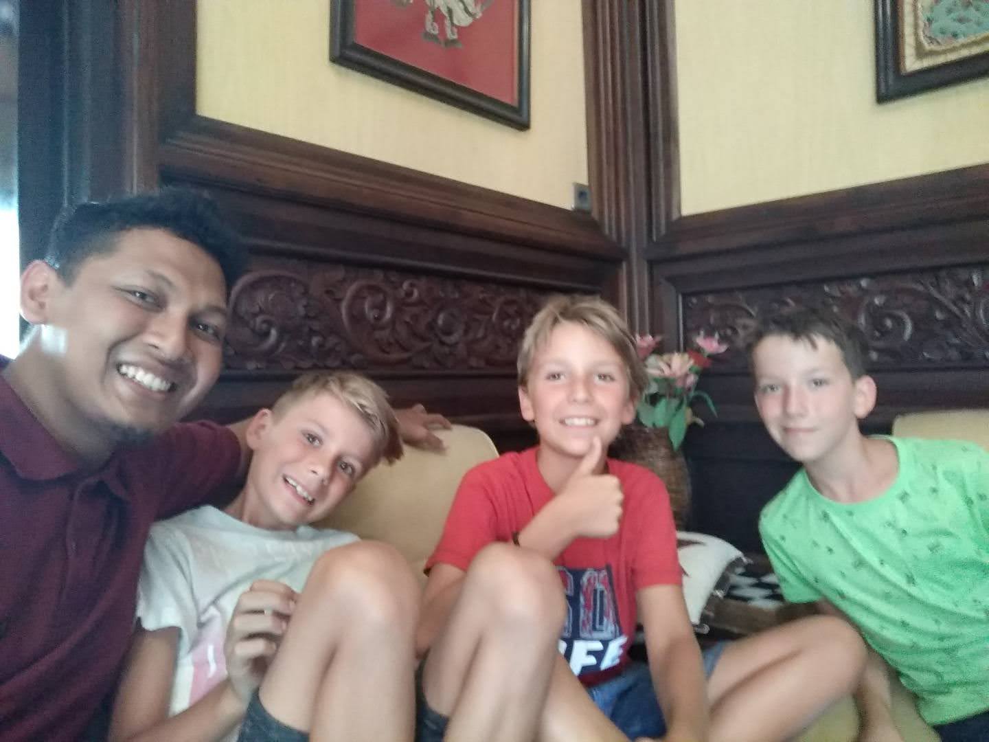 "Vrolijke selfie met een kind tijdens een veilige en kindvriendelijke familiereis Java met Javaindotour."